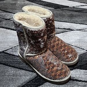 UGG REVERSIBLE SEQUINS CLASSIC SHORT BOOTS